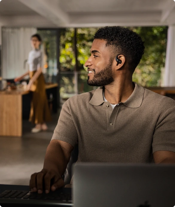 ビデオ会議や作業に取り組んでいる時でも、家族の声を聞き逃しません。