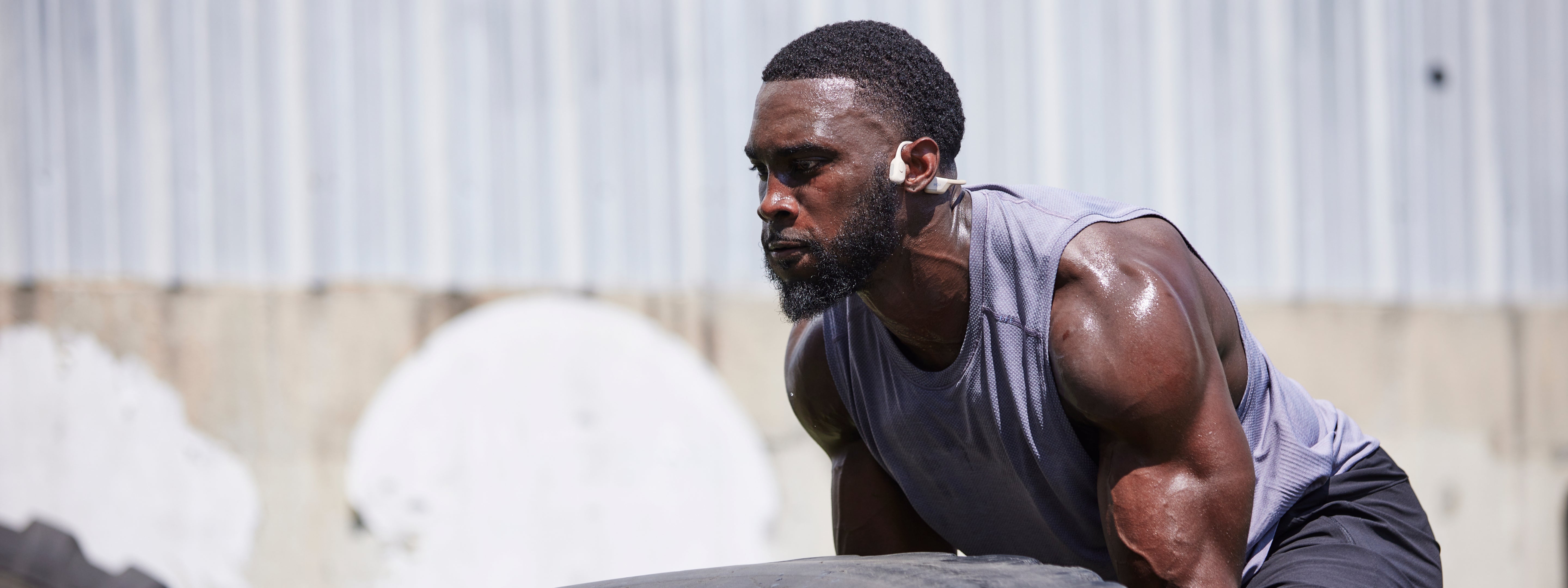 Muziek tijdens je training vermindert vermoeidheid en verbetert je humeur, waardoor sporten leuker en effectiever wordt. Leer hoe de juiste koptelefoon je kan helpen je trainingsprestaties te verbeteren.