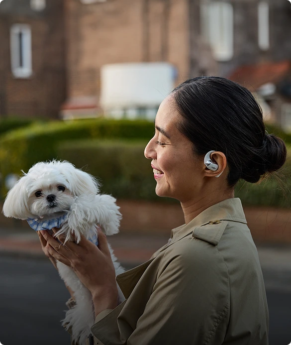 Bleiben Sie wachsam, während Sie Musik genießen und mit Ihrem Hund die Straße oder den Park entlang spazieren.